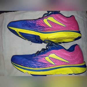 Newton distance 10. 9.5L 41 Euro. Purple/pink. Worn approx 40-50 miles.